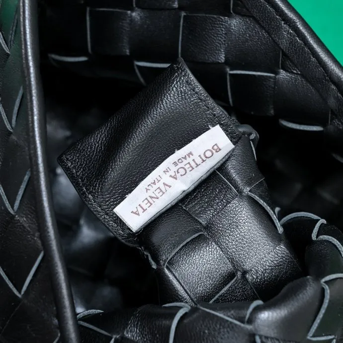 Original leather, batch 2060, the old-money style BV Sardine large size has been shipped🔥 Nowadays, many fashionable, rich and tasteful Jimei people are carrying the same bag invariably. It’s Bottega Veneta Sardine! Because this BV Sardine bag is so beautiful and high-end! The arc-shaped intrecciato woven bag body, paired with metal sardine handles, looks like a work of art, allowing people to ponder and appreciate it. Currently Sardine has launched three sizes for everyone to choose from. This is the largest size🉑️hand-held🉑️armpit🉑️single shoulder🉑️crossbody. It is a very high-quality and relatively niche treasure model. It will be very special when you carry it when you go out. It allows you to have the freedom of carrying a bag. Sisters go crazy. Style number: 7468-1# Size: 39*31*12cm